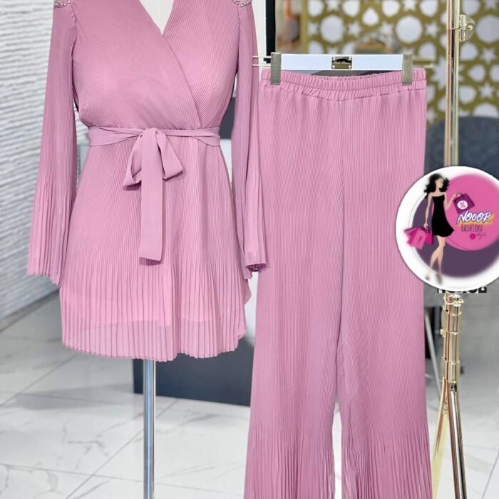 Elegant dusty rose pleated Turkish two-piece set with belted tunic and wide-leg trousers on mannequin.
